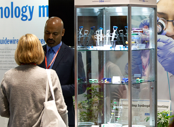 An exhibitor is answering an attendee's question